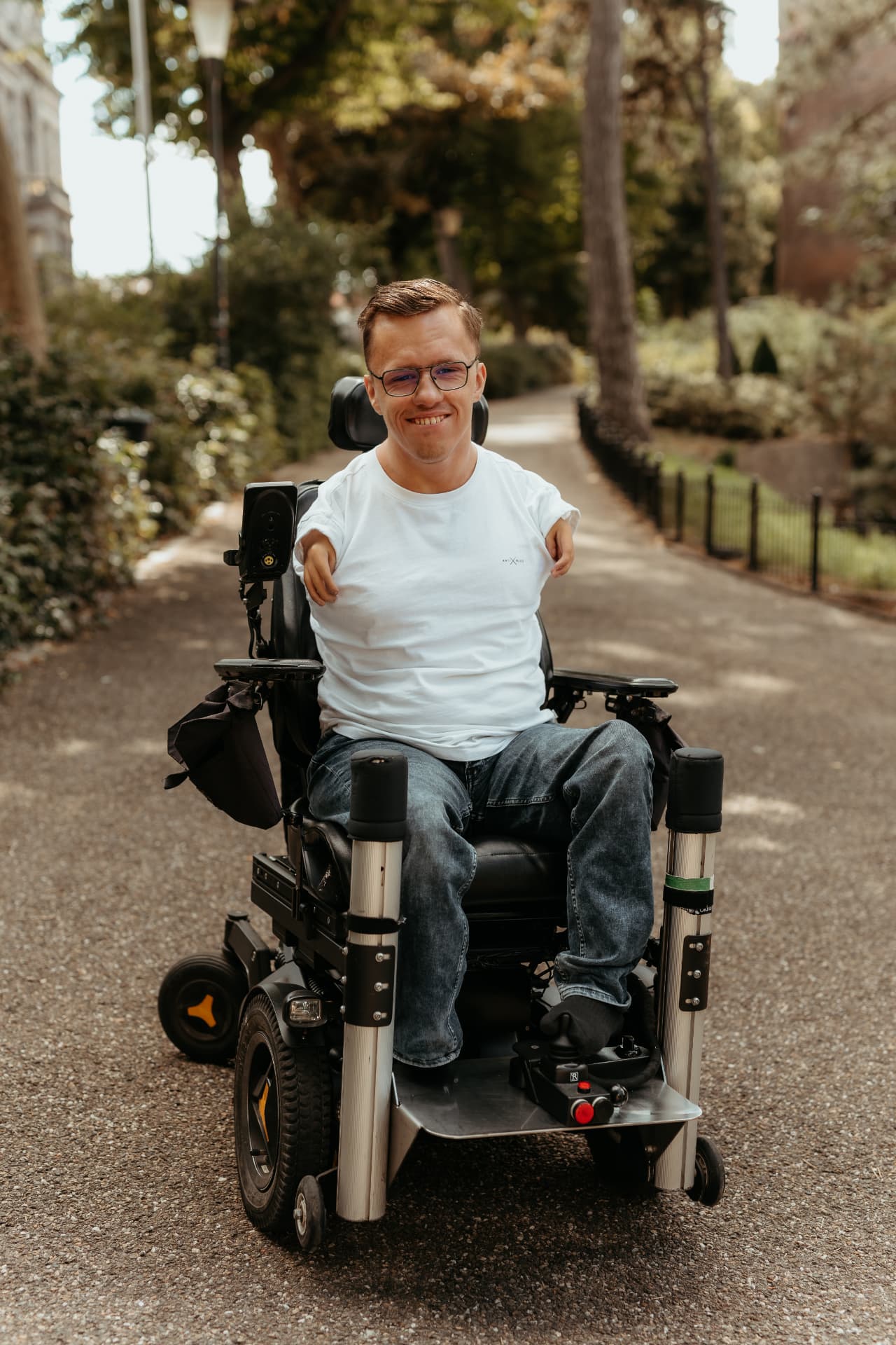 Glenn Nugteren in zijn rolstoel buiten in een park